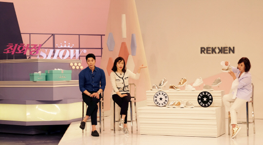 지난 6일 방송한 라이프스타일 프로그램 '최화정 쇼'에서 진행자 최 씨가 제품을 소개하고 있다. <CJ오쇼핑 제공>